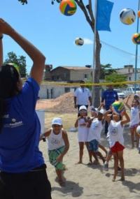 Pessoas brincando de jogar volei